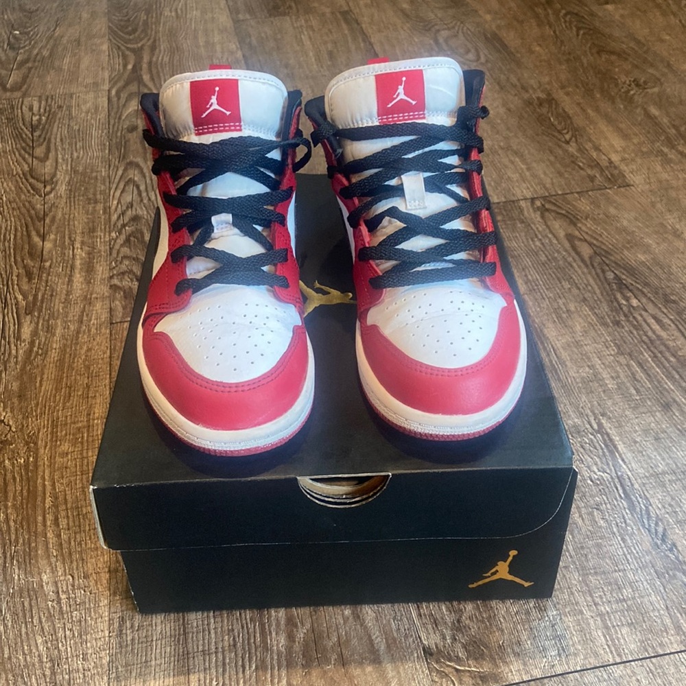 ♥️ 🖤 🤍 Authentic, Gently Loved Air Jordan 1 Mid PS ‘Chicago’  ♥️ 🖤 🤍